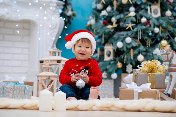小宝宝圣诞老人在圣诞节的帽子。新年快乐, 圣诞快乐。给孩子们的假期和礼物 — 图库照片