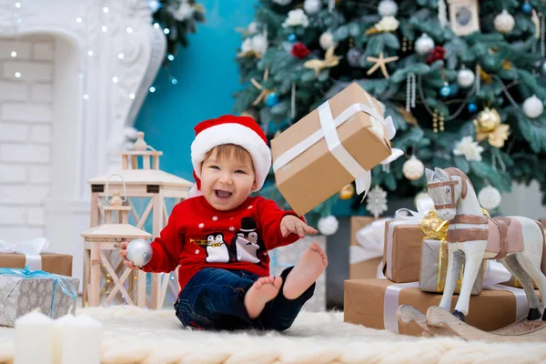 작은 크리스마스 모자에 산타 클로스 아기. 새 해 복 많이 받으세요 그리고 즐거운 성 탄입니다. 휴일 및 어린이 위한 선물 — 스톡 사진