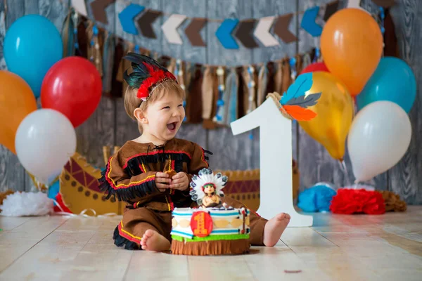 Fotosesión de aplastamiento smashcake para un niño caballero. Fotozona  decorada con un coche retro de madera y globos de helio. Feliz cumpleaños, 1  año: fotografía de stock © Yarkovoy #248652132