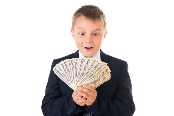 Молодий хлопчик-початківець школяр у діловому костюмі тримає гроші в руках. Як заробити перший мільйон доларів — стокове фото