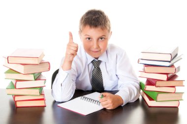 Kütüphane kitap yığını yakınındaki bir okulda bir çocuk genç portresi. İcat, ilham geldi. Beyaz arka plan üzerinde izole yaratıcı komik okul çocuğu