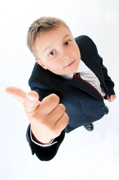 Sevimli genç çocuk okul üniforması ve beyaz izole arka planda parmağıyla işaret kravat — Stok fotoğraf