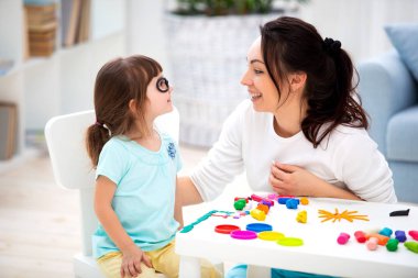 Nasıl sağlıklı görme kaydetmek için. Anne ve kızı hamuru gözlük yapmak