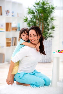 Küçük kızı anne sarılıyor. Mutlu bir aile ve aşk. Anneler günü