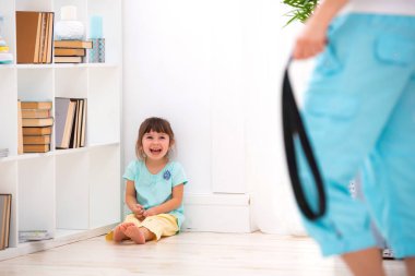 Ebeveyn cezası. Çocuk istismarı. Annem bir kemer ile küçük bir kızı cezalandırmak ve bir köşede onu koyar. Çocukları vurma, çocukları korumaya yardım etme.