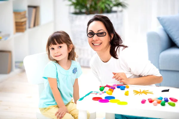 Як зберегти здоровий зір. Мама і дочка роблять келихи з пластиліну — стокове фото
