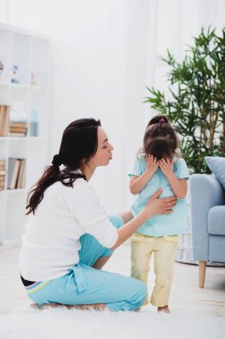 Annem Ağlayan kızını ağlatıyor. Endişelenme, ağlama.