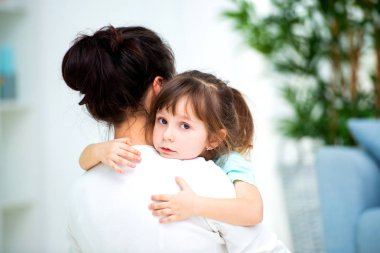 Annem küçük kızını kucaklıyor. Anne aşkı ve aile mutluluğu. Mutlu çocuklar ve ebeveynlik