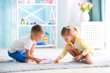 Çocuk evde oynarken bir kızla