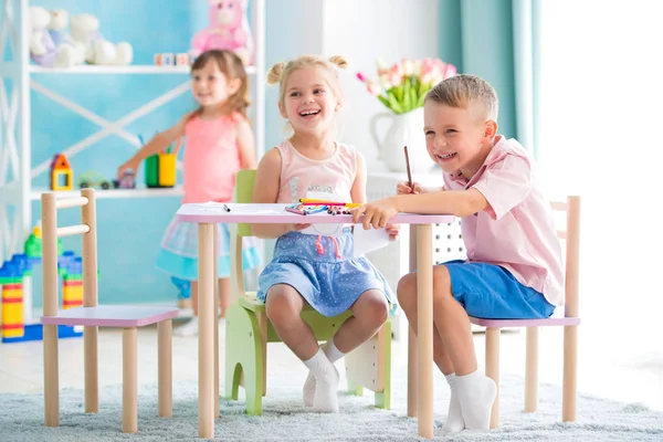 Little children play and draw with colorful pencils — Stock Photo, Image