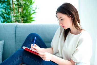 not defterine kalem yazan esmer kız