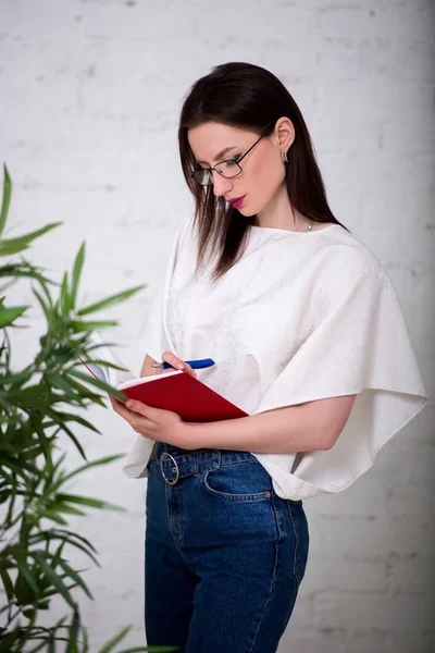 Молодая деловая девушка стоит с ноутбуком — стоковое фото