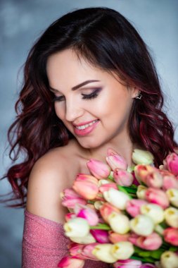 Lalebahar çiçekleri buketi ile güzel genç gülümseyen kız. En iyi hediye bir doğum günü ve kadınlar günü için çiçek