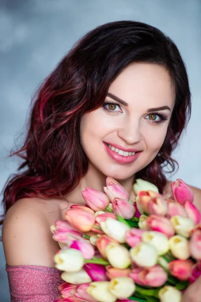 Bella ragazza sorridente con mazzo di fiori primaverili di tulipani. Il miglior regalo è fiori per un compleanno e un giorno delle donne — Foto Stock