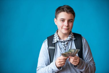 Nakit kredi, ilk kolay para ve para harcama. Erkek genç