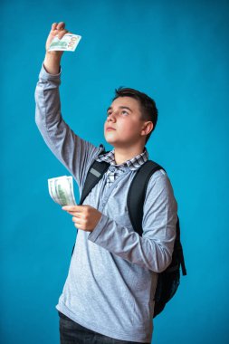 Nakit kredi, ilk kolay para ve para harcama. Erkek genç hol