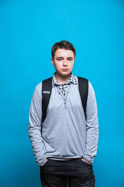 Triest school jongen tiener met een school rugzak achter zijn rug op — Stockfoto