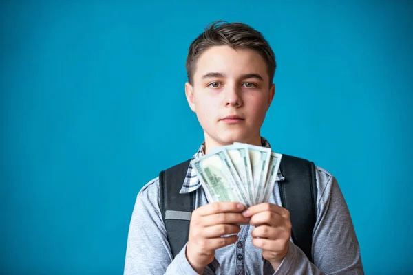 Kredyt gotówkowy, pierwsze łatwe pieniądze i wydawanie pieniędzy. Chłopiec nastolatek — Zdjęcie stockowe