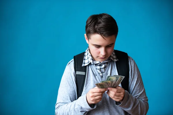 현금 대출, 첫 번째 쉬운 돈과 돈을 지출. 소년 십대 — 스톡 사진