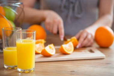 pişirme, gıda ve veganism kavramı, Vigor ve sağlıklı yeme-dilim üzerinde kadın el kesme turuncu yakın