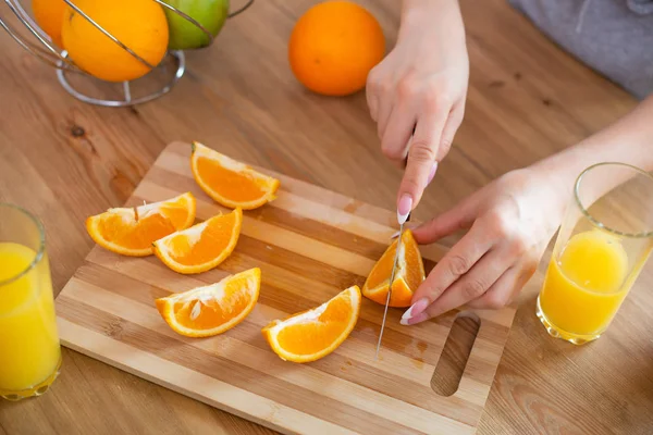 pişirme, gıda ve veganism kavramı, Vigor ve sağlıklı yeme-dilim üzerinde kadın el kesme turuncu yakın