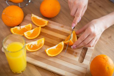 pişirme, gıda ve veganism kavramı, Vigor ve sağlıklı yeme-dilim üzerinde kadın el kesme turuncu yakın