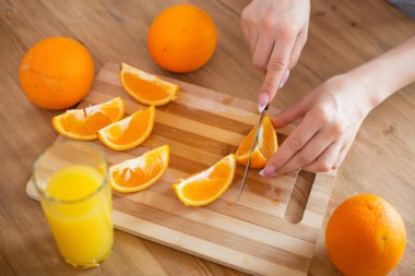 pişirme, gıda ve veganism kavramı, Vigor ve sağlıklı yeme-dilim üzerinde kadın el kesme turuncu yakın