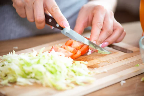 Cozinha, comida e conceito de veganismo, vigor e alimentação saudável - close-up de legumes femininos para cortar a mão para salada — Fotografia de Stock