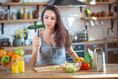 İntikam için hazır. Aldatılmış karısı tarafından öfkelenen bir tutku bir uyum ahşap bir tahta üzerinde bir mutfak bıçağı dövüyor. Kadın kıskançlığı ve ihanet
