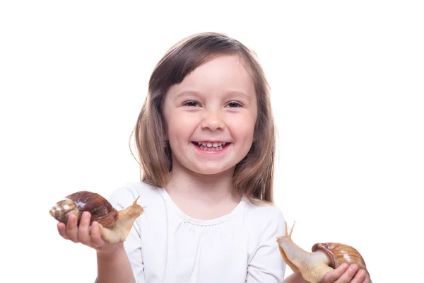 Une jolie petite fille tient un escargot Akhatina. Isolé sur fond blanc. Ferme là. Concept de peau de jeunesse et de beauté, rajeunissement facial — Photo