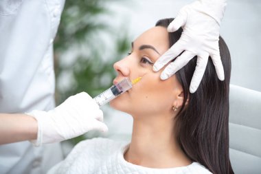Yüz için dolgu enjeksiyonu. Plastik Estetik yüz cerrahisi. Doktor