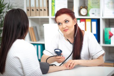 Bir gülümseyen dost doktor ofisinde bir hasta alır ve bana