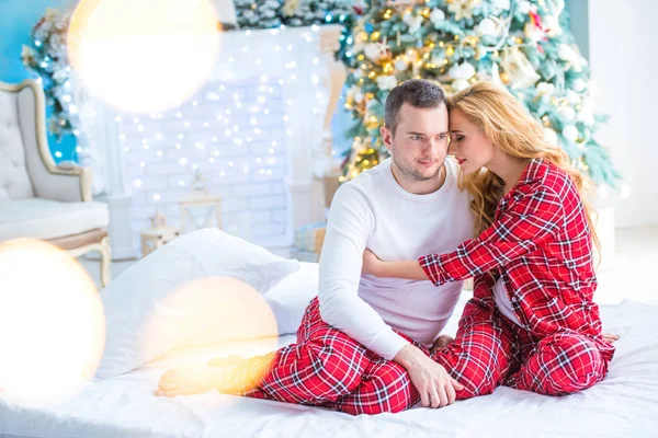 Любляча пара чоловік і дружина в простій піжамі сидить поруч — стокове фото