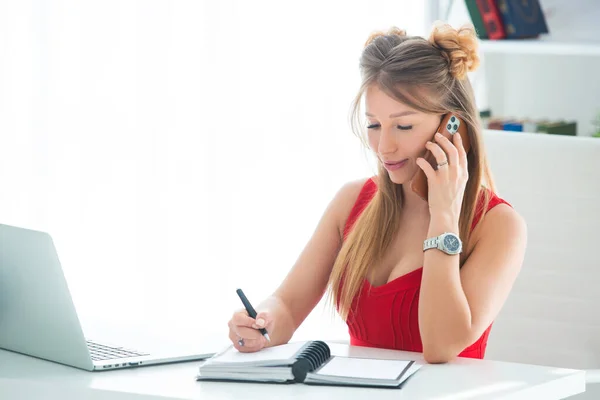 Mooie Jonge Vrouw Een Kantoor Met Mobiele Telefoon Haar Handen Rechtenvrije Stockfoto's