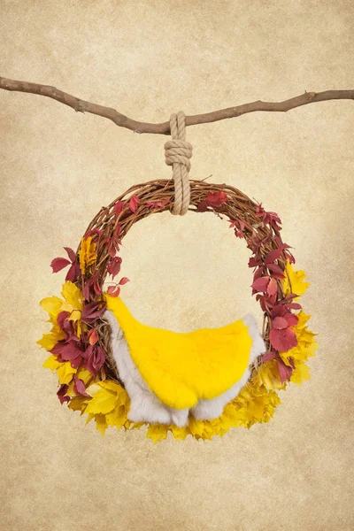 Yenidoğan Fotoğrafçılık için sahne, kolye yüzük dal sarı ve kırmızı yaprakları bir bej renkli arka plan, sarı deri, dijital