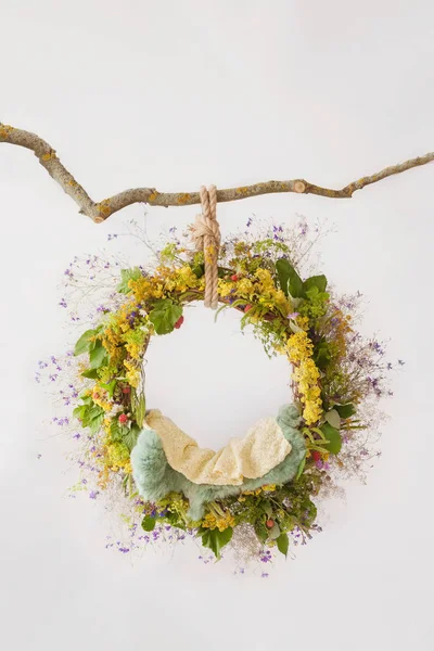 Bir dal, yenidoğan, beyaz arka plan, fotoğraf çekimleri için desen asılı kır çiçekleri ile halka