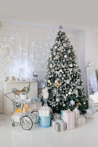 Noel ağacı şömine, gümüş oyuncaklar ve hediyeler Noel ruh ağacının altında tarafından