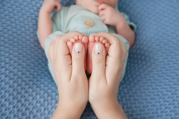Małe Nogi Noworodek Ręce Mamusi Niebieskim Tle Paznokcie Manicure Idealny — Zdjęcie stockowe