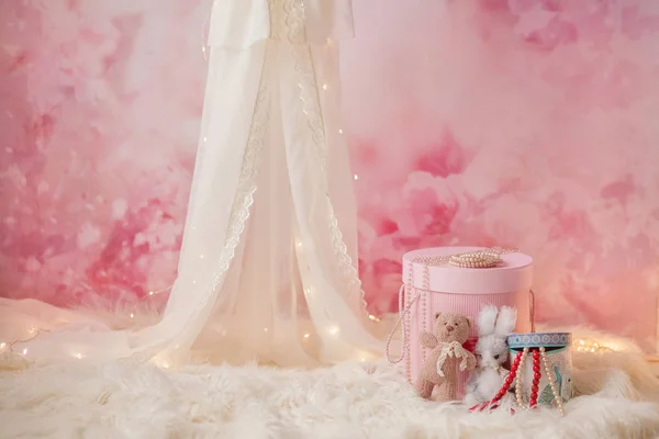 gölgelik kutuları, boncuk ve oyuncaklar ile pembe bir arka plan üzerinde ışık, kızlar, fotoğraf çekmek için bir fikir için bölge fotoğraf