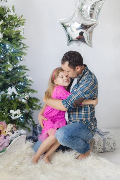 Pai Abraça Sua Filha Abraços Ternos Humor Ano Novo Interior — Fotografia de Stock