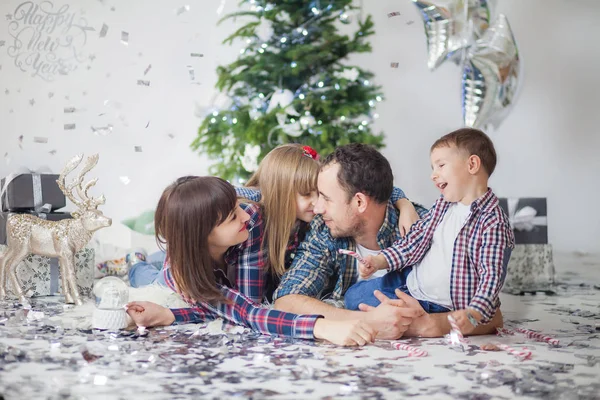 Família Feliz Camisas Xadrez Alegra Ano Novo Árvore Natal Presentes — Fotografia de Stock