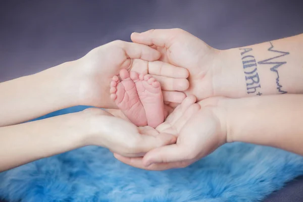 Small Legs Newborn Child Hands Mom Dad Hands Parents Blue — Stock Photo, Image