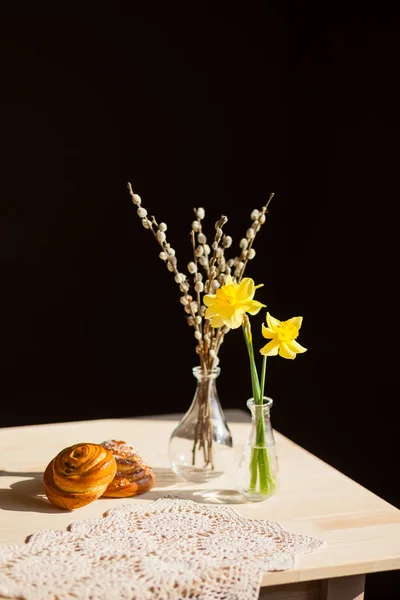 Daffodils Vase Lighted Wooden Table Which Buns Contrast — Stock Photo, Image