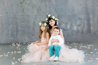 çocukları, anneler günü, oğlu ve kızı, anne sevgisi ve şefkat ile şeftali gece elbisesi güzel anne