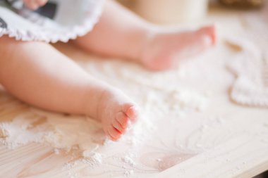 Bebek un bacağından, Genç baker un ile mutfak masasının üzerinde çalışır