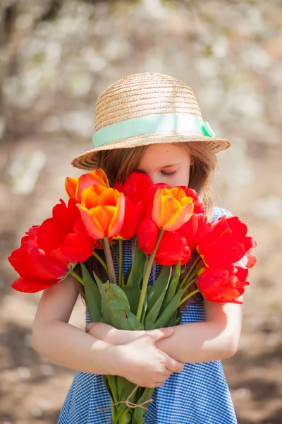 Beautiful Girl Blue Dress Straw Hat Holding Bouquet Red Tulips — Stock Photo, Image