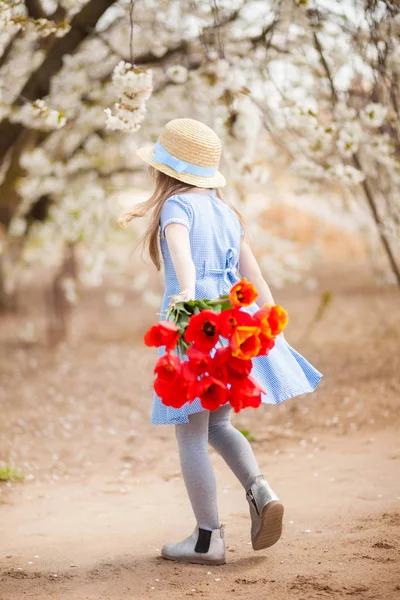 Beautiful Girl Blue Dress Straw Hat Holding Bouquet Red Tulips — Stock Photo, Image