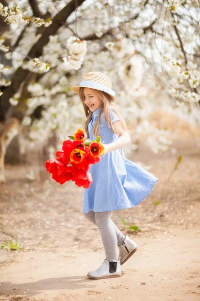 Beautiful Girl Blue Dress Straw Hat Holding Bouquet Red Tulips — Stock Photo, Image