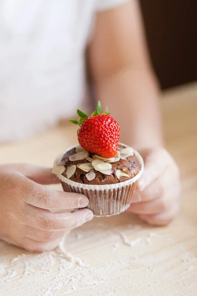 Schokoladenmuffin Mit Mandeln Und Roten Erdbeeren Kinderhänden Küchenstillleben — Stockfoto