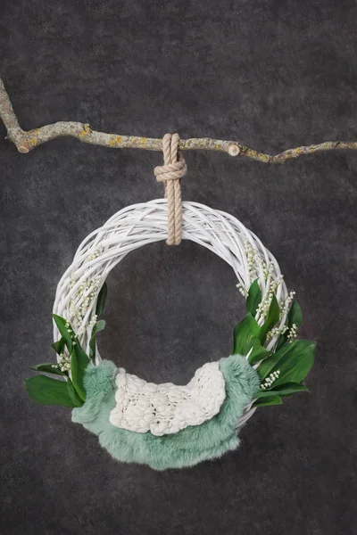 Vadi yüzüğünün beyaz zambağı grafit gri arka planda asılı duruyor. Yeni doğan bir fotoğraf çekimi için şablon.